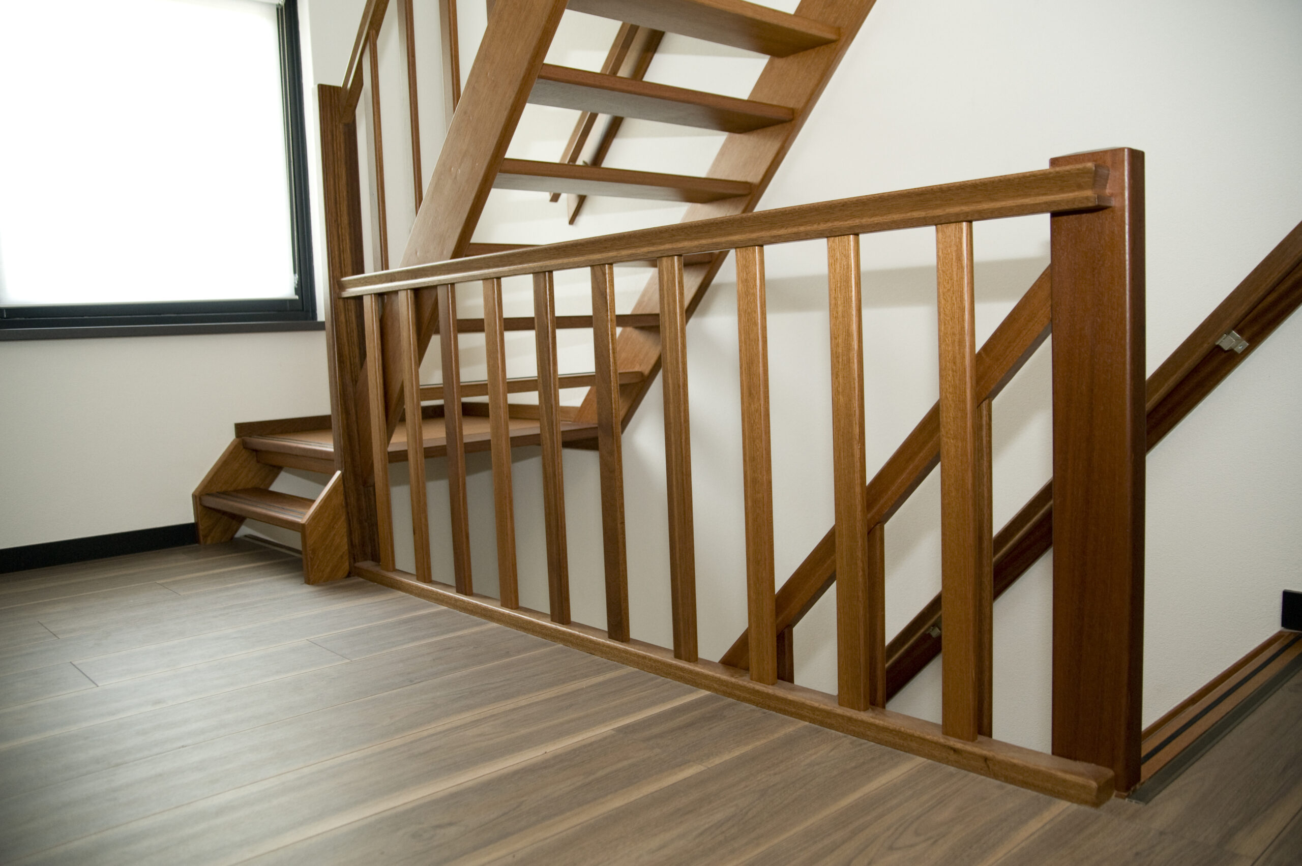 Meranti Open Trap met Balustrade